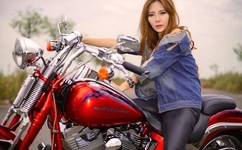 女子上衣被褪至胸口袒露